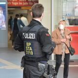 Bundespolizisten haben es im Hauptbahnhof mit einem Mann zu tun bekommen, der die Hosen runtergelassen hatte (Symbolbild).