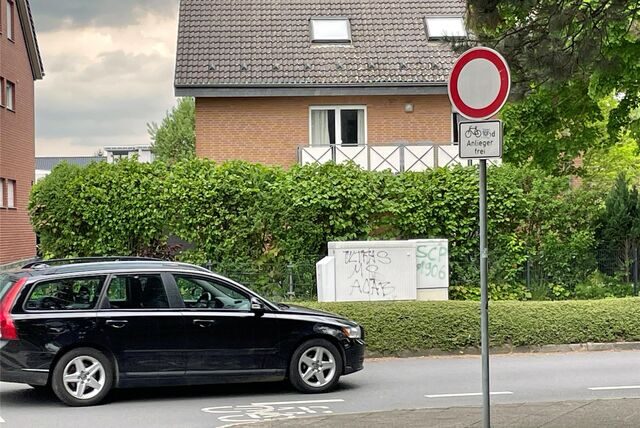 Die Sperrung der Bahnhofstraße ab Kreisverkehr in Richtung Innenstadt verführt offenbar viele, unerlaubt in die Anliegerstraße Ottostraße zu fahren.