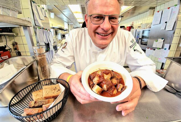 Immer wieder „lecka“: Die Currywurst – beliebt auch bei Spitzenköchen. Günther Overkamp ist ein großer Fan und verrät heute, wie er die Sauce herstellt, die bekanntlich entscheidend ist für den speziellen Geschmack.