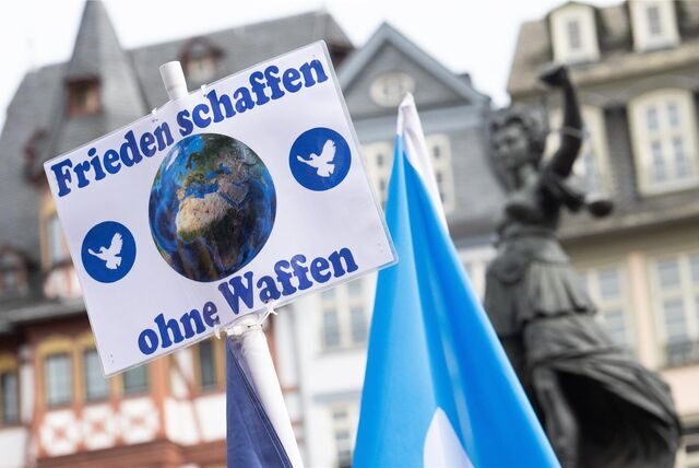 „Frieden schaffen ohne Waffen“ – dieser Slogan der Friedensbewegung (hier bei einem Ostermarsch in Frankfurt) taucht auch in dem aktuellen Aufruf des Friedensforums Kreis Unna auf.