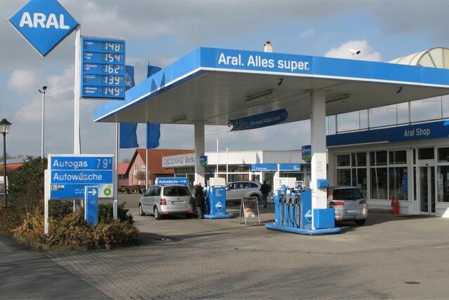 Diese Tankstelle in Nordkirchen war eine von zehn Tankstellen, die ein 21-Jähriger aus Selm überfiel. Nun steht er vor Gericht.