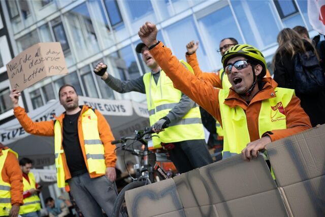 So sah es in Frankfurt aus: Lieferando-Fahrer protestieren für Tarif und Stundenlohn. Am Freitagabend gibt es eine ähnliche Demo in Dortmund.