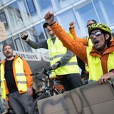 So sah es in Frankfurt aus: Lieferando-Fahrer protestieren für Tarif und Stundenlohn. Am Freitagabend gibt es eine ähnliche Demo in Dortmund.