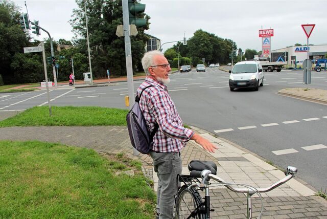 Schon vor zwei Jahren machte Winfried Hoch vom ADFC auf Gefahren für Radfahrer an der Kreuzung Hansaring und auf der Stockumer Straße aufmerksam.