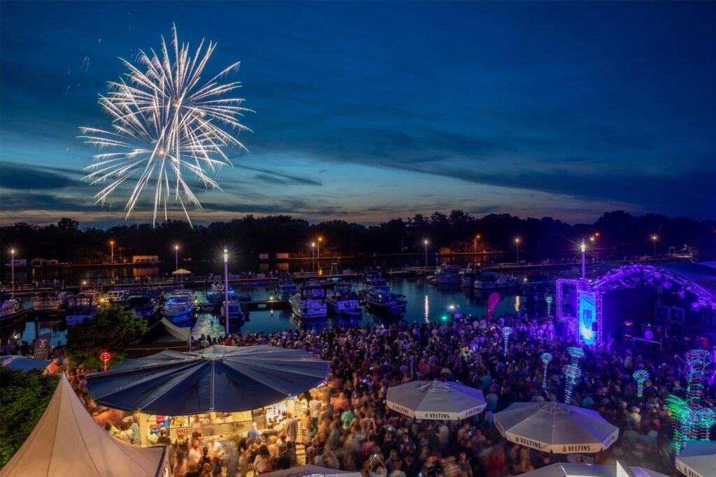 Hafengelände der Marina Rünthe beim Hafenfest Hafengelände der Marina Rünthe beim Hafenfest