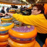 Käse in Ganzen und halben Rädern – beim Hollandmarkt in Bergkamen (Archivbild) gibt es reichlich Gelegenheit zum Probieren.