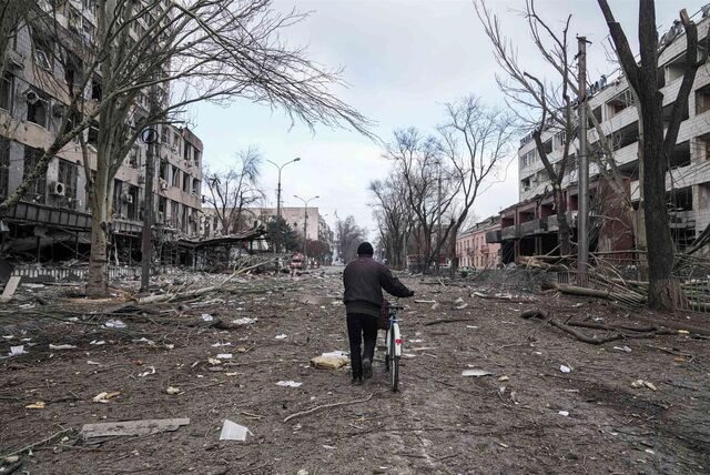 Eine Straßenszene aus dem zerstörten Mariupol im russisch besetzten Teil der Ukraine.
