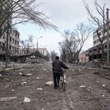 Eine Straßenszene aus dem zerstörten Mariupol im russisch besetzten Teil der Ukraine.