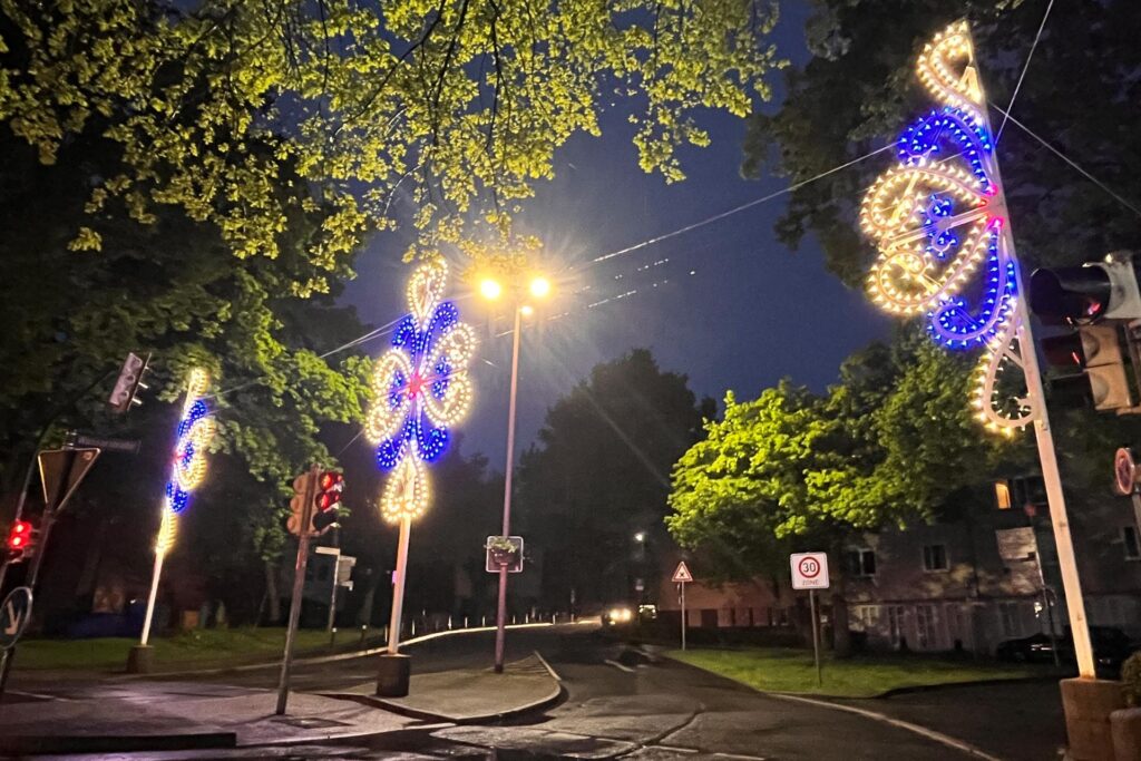 An den Eingangstoren zur Innenstadt wie hier an der Wasserstraße sollen die Lichtbögen nun schon jeden Abend leuchten. An den Eingangstoren zur Innenstadt wie hier an der Wasserstraße sollen die Lichtbögen nun schon jeden Abend leuchten.