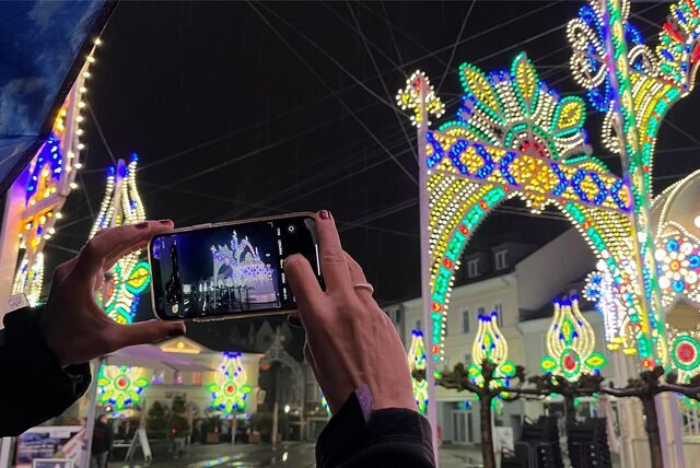 Von der „Illuminazione“ bei der Festa Italiana werden Tausende Fotos oder Selfies gemacht. Ein erstes, kleines Probeleuchten für 2023 gab es schon, wie diese Aufnahme von der Wasserstraße beweist.