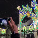 Von der „Illuminazione“ bei der Festa Italiana werden Tausende Fotos oder Selfies gemacht. Ein erstes, kleines Probeleuchten für 2023 gab es schon, wie diese Aufnahme von der Wasserstraße beweist.