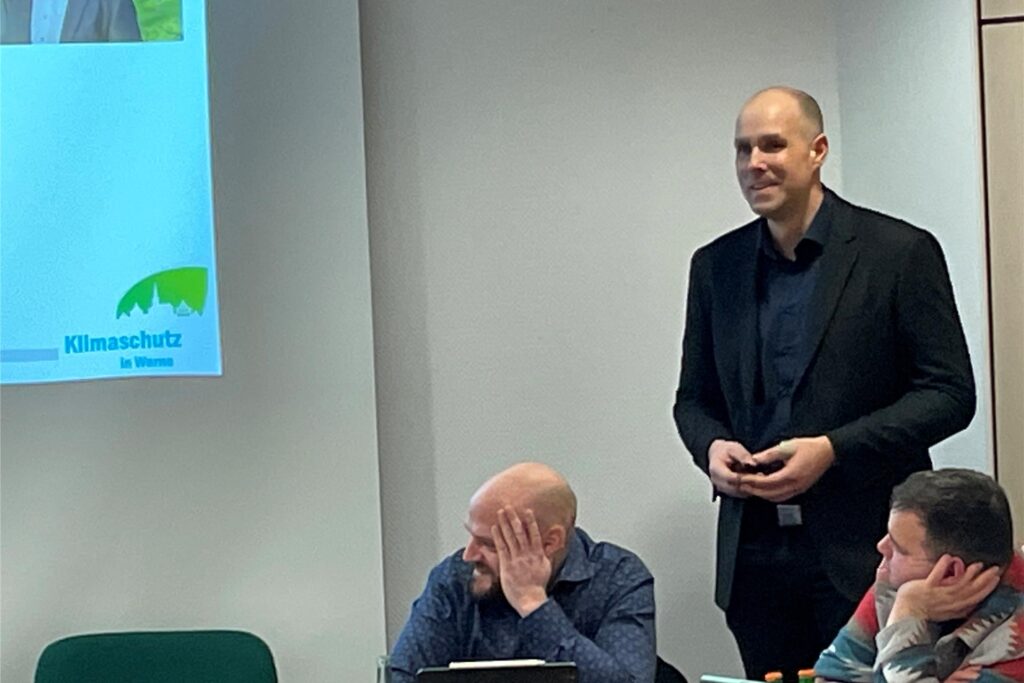 Klimaschutzmanager Dr. Tobias Gehrke (stehend) startet demnächst einen Aufruf zur Beteiligung am Klimaschutzforum, wenn die Politik die Pläne genehmigt. Klimaschutzmanager Dr. Tobias Gehrke (stehend) startet demnächst einen Aufruf zur Beteiligung am Klimaschutzforum, wenn die Politik die Pläne genehmigt.