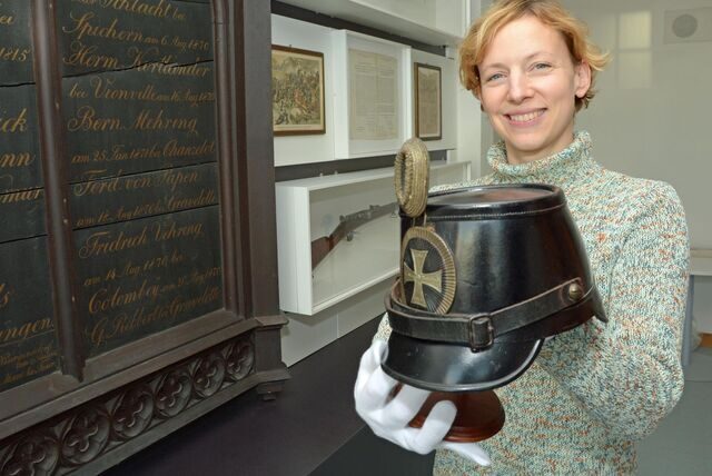 Dr. Constanze Döhrer mit einem Ausstellungsstück aus dem neu gestalteten Bereich des Stadtmuseums. Anfang Juli wechselt sie nach Bielefeld.