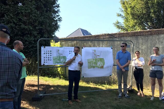 Der Selmer Bürgermeister Thomas Orlowski und sein Team stellte im Herbst vergangenen Jahres den Borker Bürgerinnen und Bürgern die Pläne für den neuen Park in der Ortsmitte vor. Nun bekommt der Park eine Förderung.