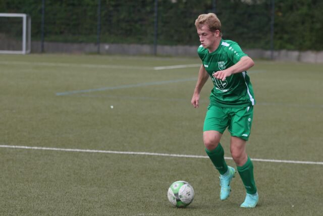 Luca Helmig führt den Ball.