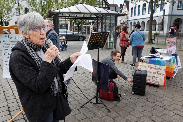 Bärbel Förster vom Friedensforum Kreis Unna bei der Kundgebung auf dem Alten Markt.