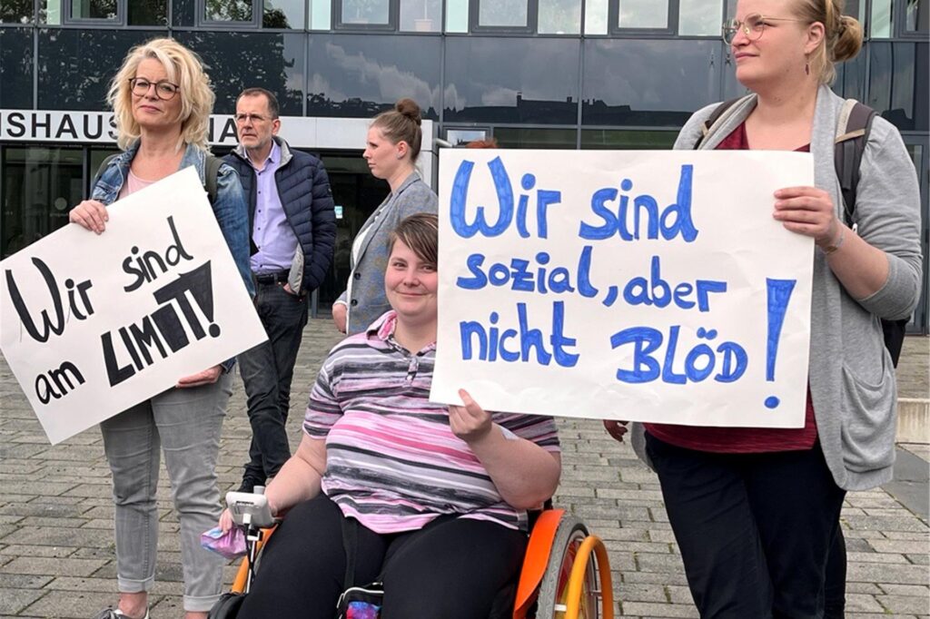 Mit selbst gemalten Plakaten waren mehrere Teilnehmer an der Demo für bessere Pflege-Leistungen zum Kreishaus Unna gekommen. Mit selbst gemalten Plakaten waren mehrere Teilnehmer an der Demo für bessere Pflege-Leistungen zum Kreishaus Unna gekommen.