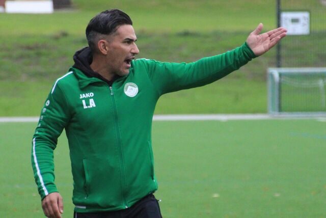 SVS-Trainer Leonardo Amoresano dirigiert seine Spieler auf dem Rasen.