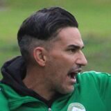 SVS-Trainer Leonardo Amoresano dirigiert seine Spieler auf dem Rasen.