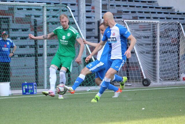 Holzwickedes Philipp Gödde (l.) nimmt es mit zwei Herne-Spielern auf. Die Westfalia ist wie der HSC in der vergangenen Saison aus der Oberliga abgestiegen und wird in dieser Saison in die Landesliga durchgereicht.