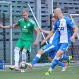 Holzwickedes Philipp Gödde (l.) nimmt es mit zwei Herne-Spielern auf. Die Westfalia ist wie der HSC in der vergangenen Saison aus der Oberliga abgestiegen und wird in dieser Saison in die Landesliga durchgereicht.