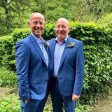 Andreas Weber-Lund und Uwe Lund stehen vor dem Hertener Standesamt.