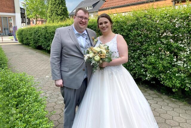Das frisch verheiratete Paar Marvin Löffler und Sarah Schüler steht vor der Thomaskirche in Westerholt.