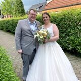 Das frisch verheiratete Paar Marvin Löffler und Sarah Schüler steht vor der Thomaskirche in Westerholt.