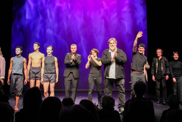 Ex-Ensemblemitglied Andreas Beck (4. v.r.) und Ex-Intendant Kay Voges (2. v.r.) neben aktuellen Theater-Mitgliedern während der Verabschiedung vom Gala-Abend.