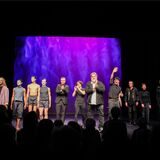 Ex-Ensemblemitglied Andreas Beck (4. v.r.) und Ex-Intendant Kay Voges (2. v.r.) neben aktuellen Theater-Mitgliedern während der Verabschiedung vom Gala-Abend.