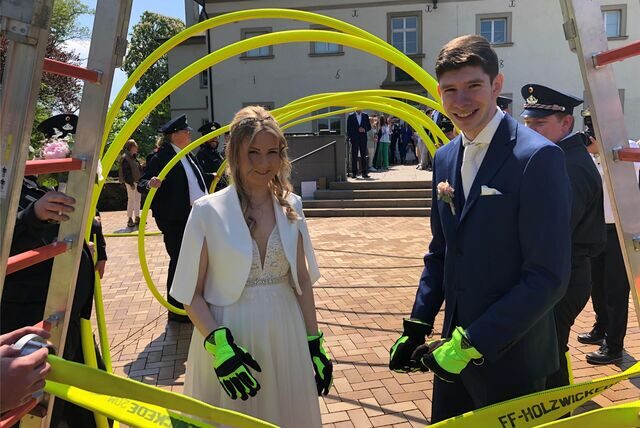Ellen Lammert (23) und Jarne Oberschachtsiek (21) heirateten am Samstag, 13. Mai, vor dem Standesamt Holzwickede auf Schloss Opherdicke.