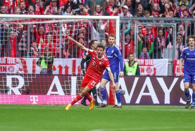 Thomas Müller vom FC Bayern München jubelt über sein Tor zum 1:0 gegen Schalke. Endstand: 6:0.