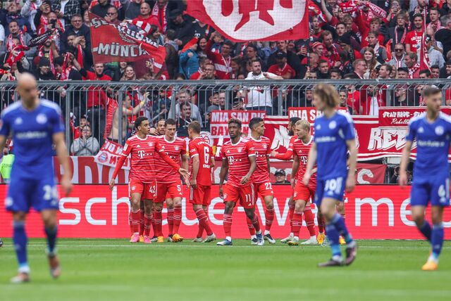 Jubelnde Bayern, zerknirschte Schalker beim 6:0-Sieg der Bayern.