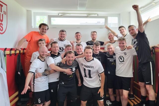 Die Spieler des SV Frömern jubeln über den 8:2-Kantersieg beim TuS 1859 Hamm.