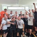 Die Spieler des SV Frömern jubeln über den 8:2-Kantersieg beim TuS 1859 Hamm.