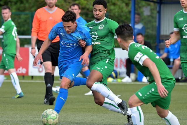 Alsteddes Luca Frenzel dringt in den Massener Strafraum ein.