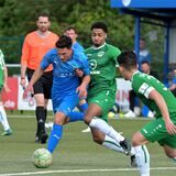 Alsteddes Luca Frenzel dringt in den Massener Strafraum ein.