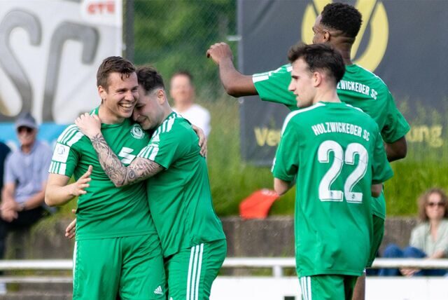 Til Busemann (l.) markierte den 5:0-Endstand für den Holzwickeder SC.