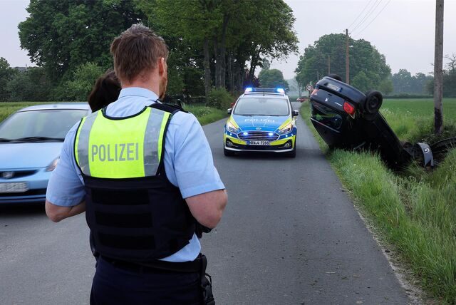 Eine Autofahrerin ist auf der Derner Straße von der Fahrbahn abgekommen.