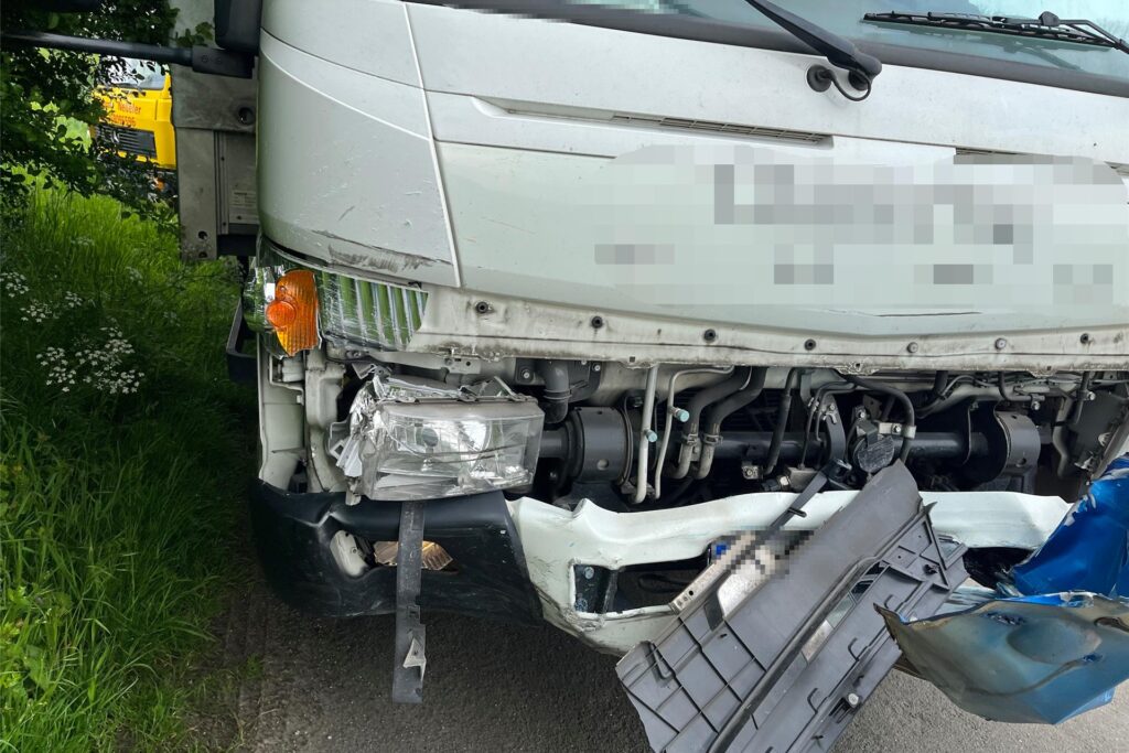 Der Schaden am größeren Lkw/größerem Transporter beim Unfall in Werne.