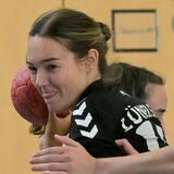 Celina-Marie Schmidt holt zum Wurf aus.