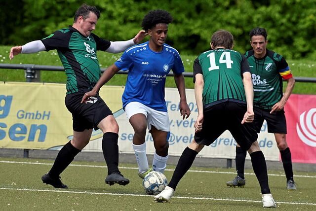 Kamens Osama Idrik gegen drei: Kevin Hawes (Nummer 14), Calogero Di Giovanni (r.) und Christopher Kaiser (l.) können ihn nicht stoppen.
