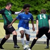 Kamens Osama Idrik gegen drei: Kevin Hawes (Nummer 14), Calogero Di Giovanni (r.) und Christopher Kaiser (l.) können ihn nicht stoppen.