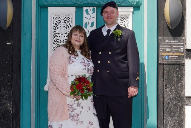 Maike und Nils Borgmann stehen vor dem Standesamt in Unna.