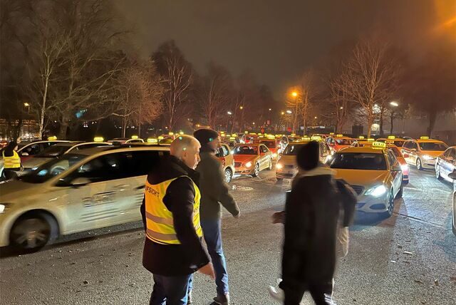 Nach Abpfif eines Spiels des Fußball-Bundesligisten Borussia Dortmund warten viele Taxifahrer unweit der Westfalenhalle auf Fahrgäste.