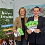 Mario Löhr, Sandra Ruiz und Dr. Nina Jung präsentieren die Flyer zum aktuellen Wettbewerb.