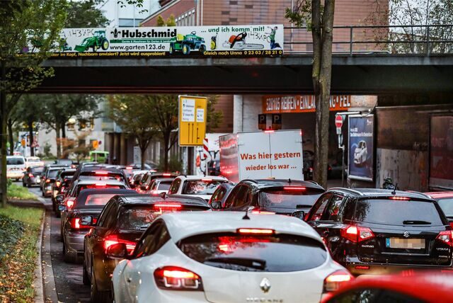 Autos fahren auf der Märkischen Straße Richtung Innenstadt. (Archivbild)