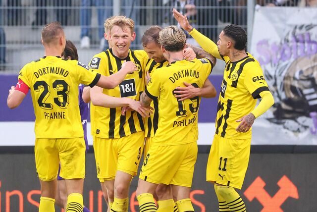 BVB-U23-Spieler bejubeln ein Tor.