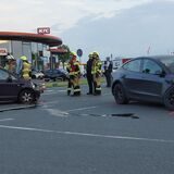 Gegenüber vom Toyota-Autohaus krachte es an der Zufahrt zur Avia-Tankstelle und zu den Restaurants Connie‘s Diner und Burger King.