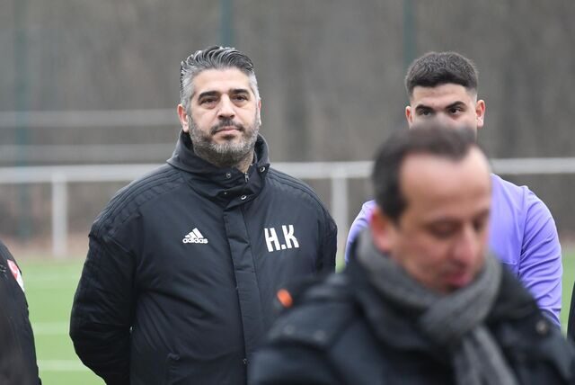 Hasan Kayabasi schaut auf das Spielfeld